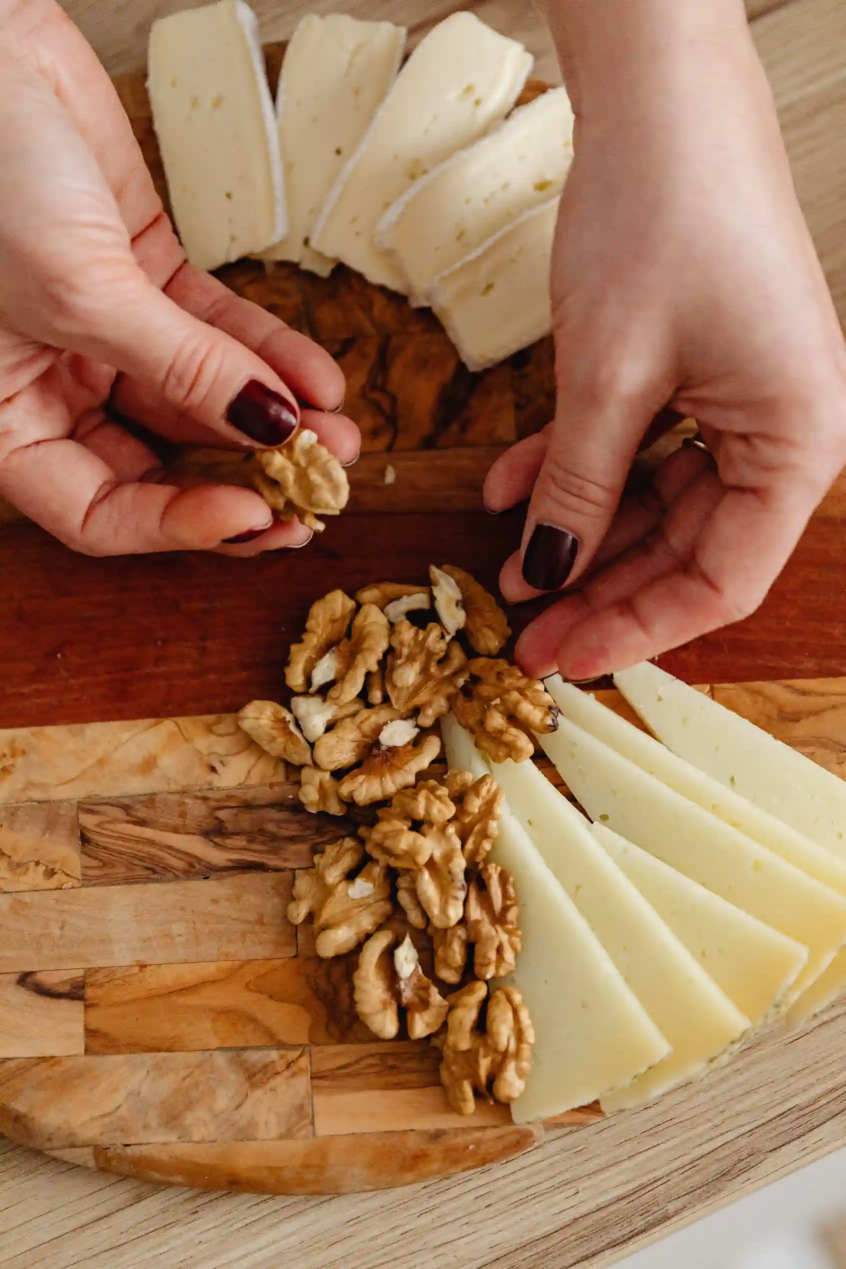 plateau de fromage avec des noix