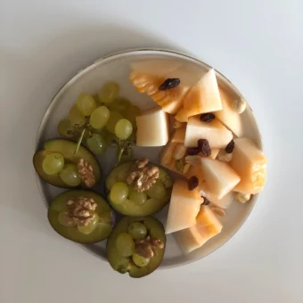 noix, fruits et fromage